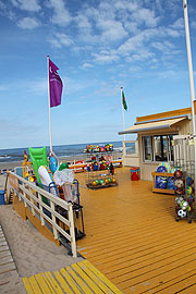 am Paviljoen Zilvermeeuw gibt es Patat, gekühlte Getränke, Eis, und jede Menge Spielzeug für den Strand (Foto: MartiN Schmitz)